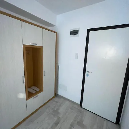 Ava * Mamaia